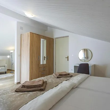 Holiday - Cis041008-fyb بيت للعطل